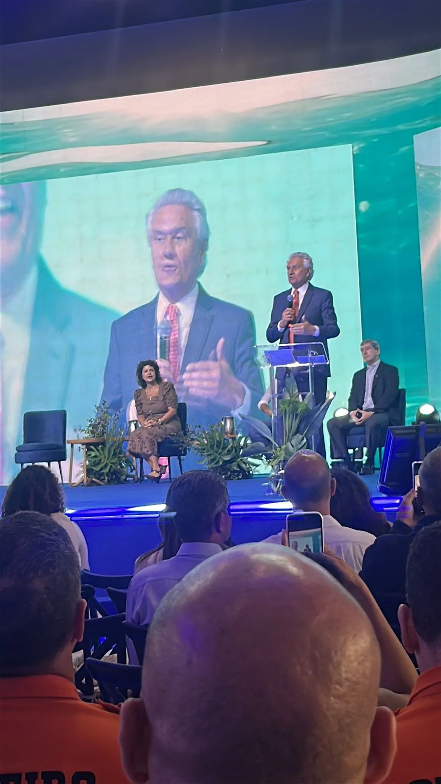 Palestra no palco principal durante a Semana da Água, com plateia acompanhando