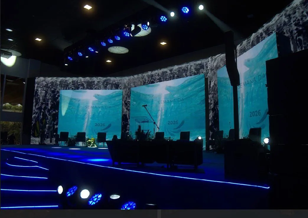 Cenografia com painéis de LED em tema de cachoeira montada no salão