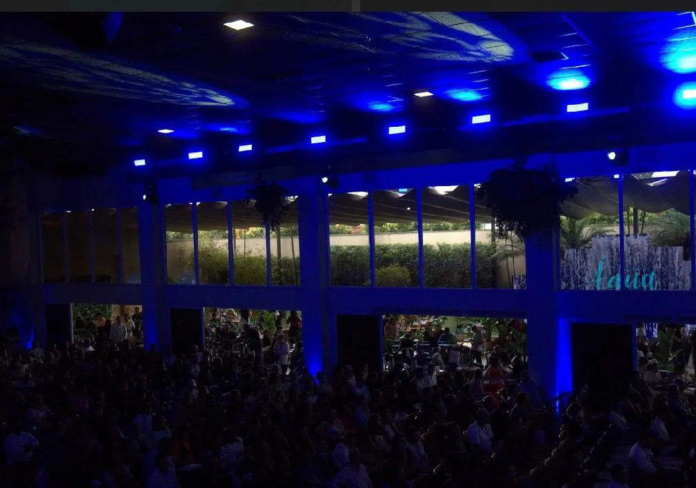 Salão climatizado iluminado em azul durante a Semana da Água