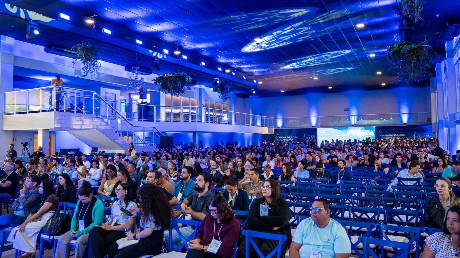 Plateia lotada acompanhando a programação da Semana da Água