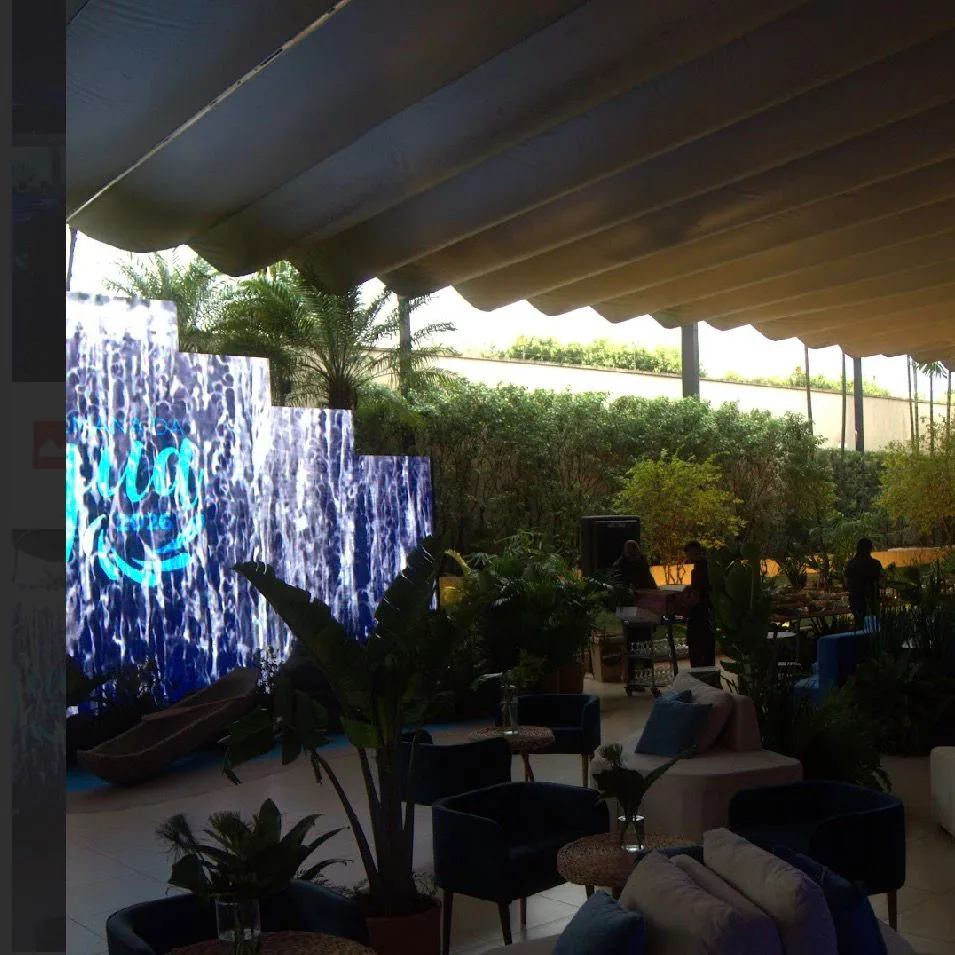 Lounge externo do espaço decorado com painel de água