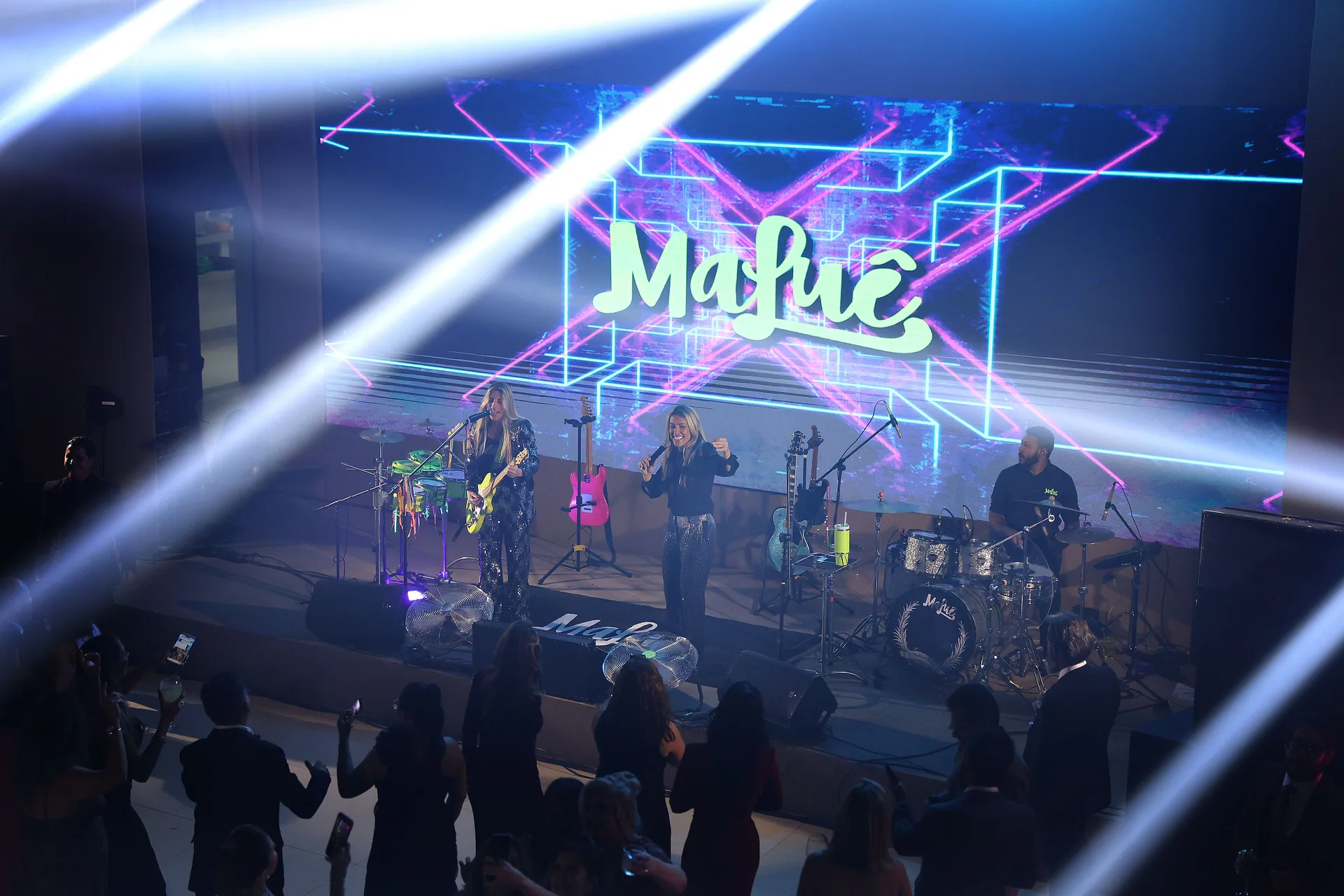 Show da banda Maluê no palco do Baile do Rubi, com iluminação cênica
