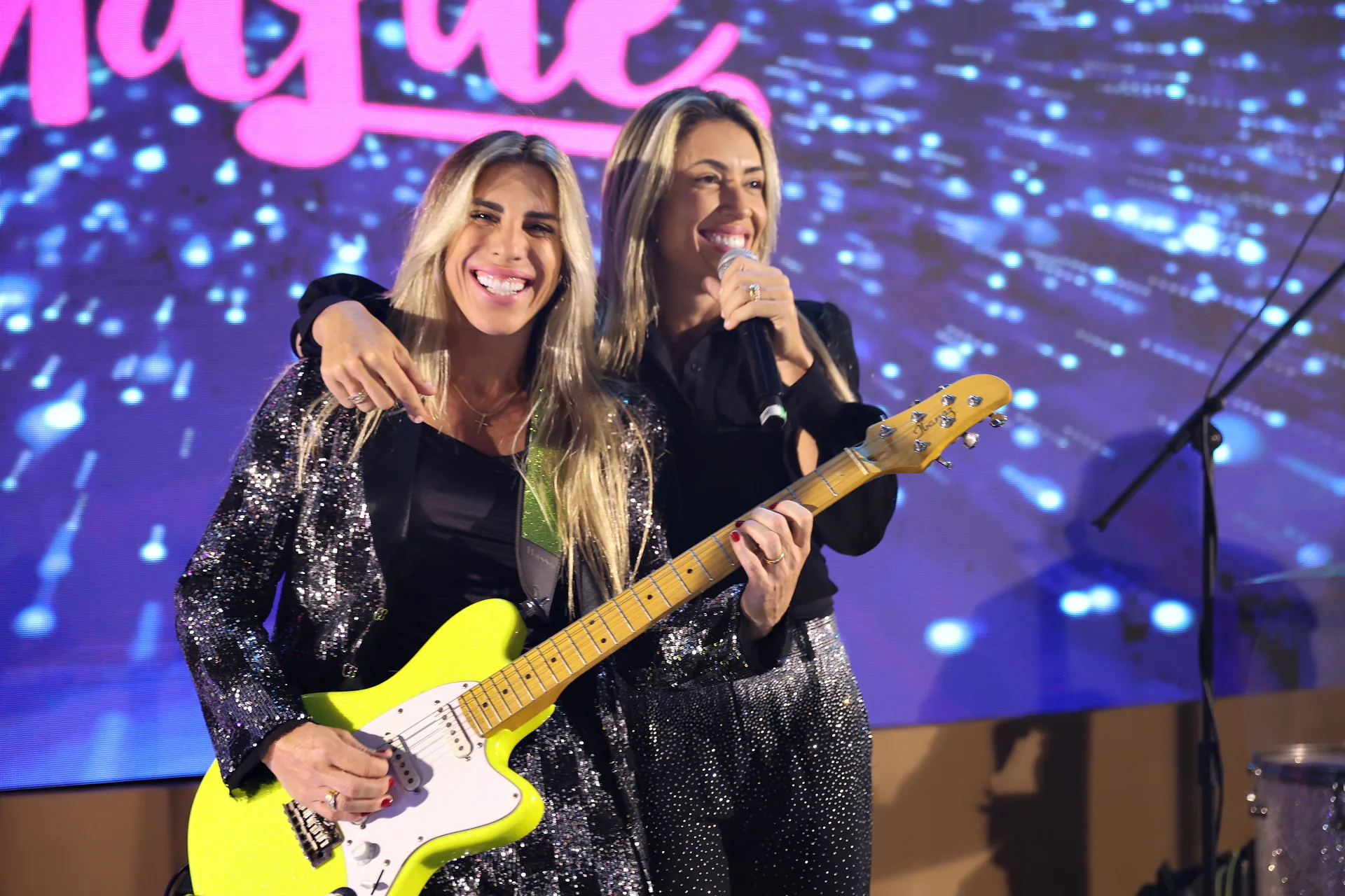 Integrantes da banda Maluê no palco do Baile do Rubi