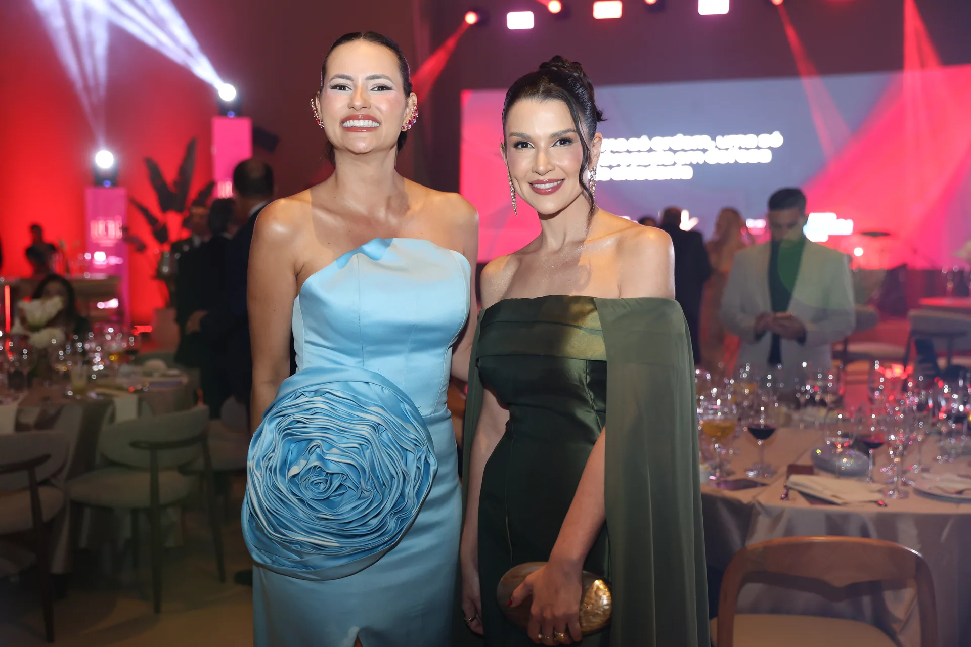 Convidadas em traje de gala no Baile do Rubi