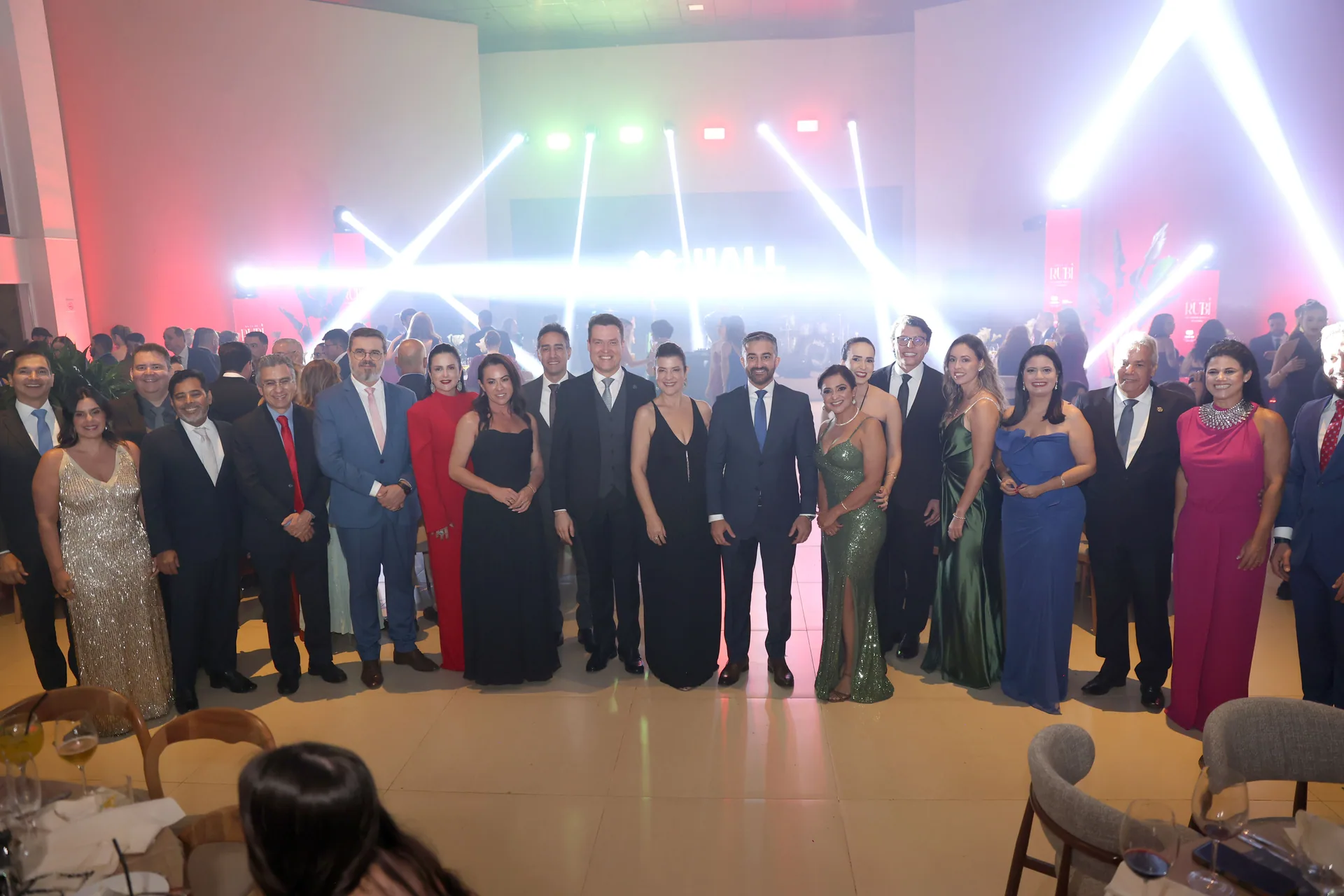 Grupo de convidados reunido no salão do Baile do Rubi