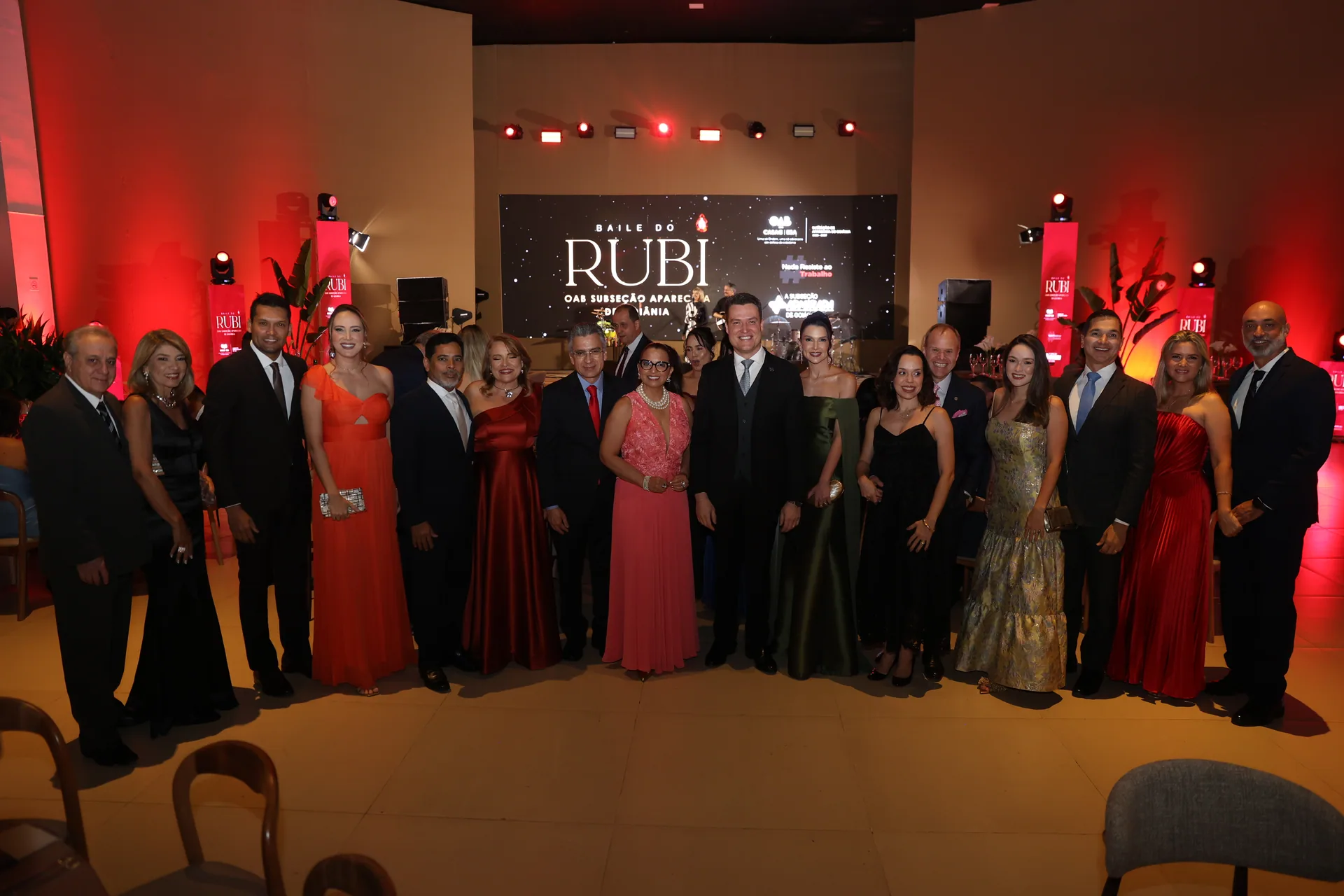 Convidados reunidos para foto no painel do Baile do Rubi