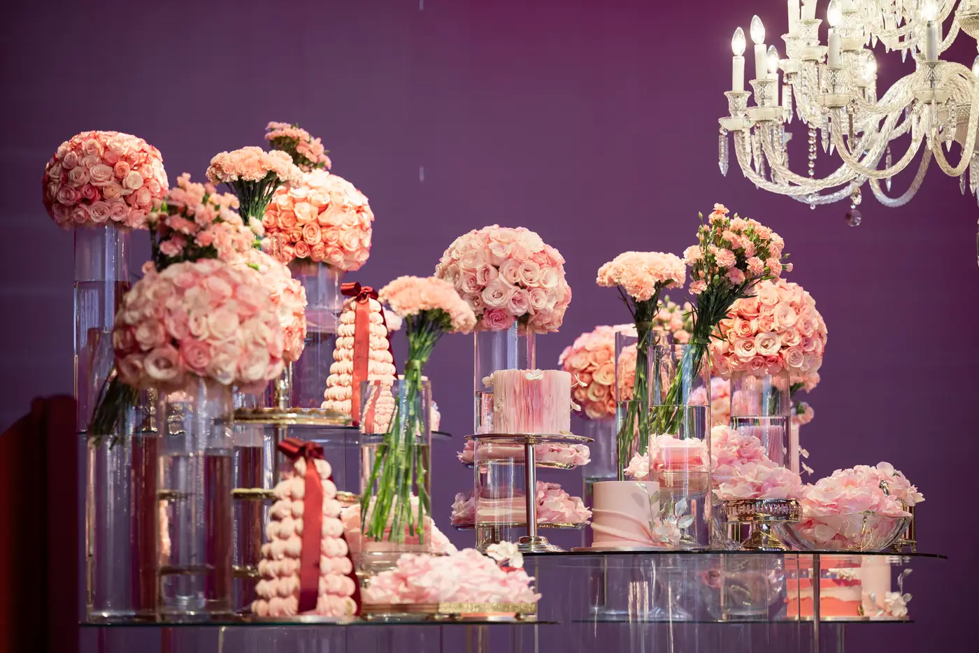 Mesa de doces e arranjos florais montados e organizados antes da festa começar