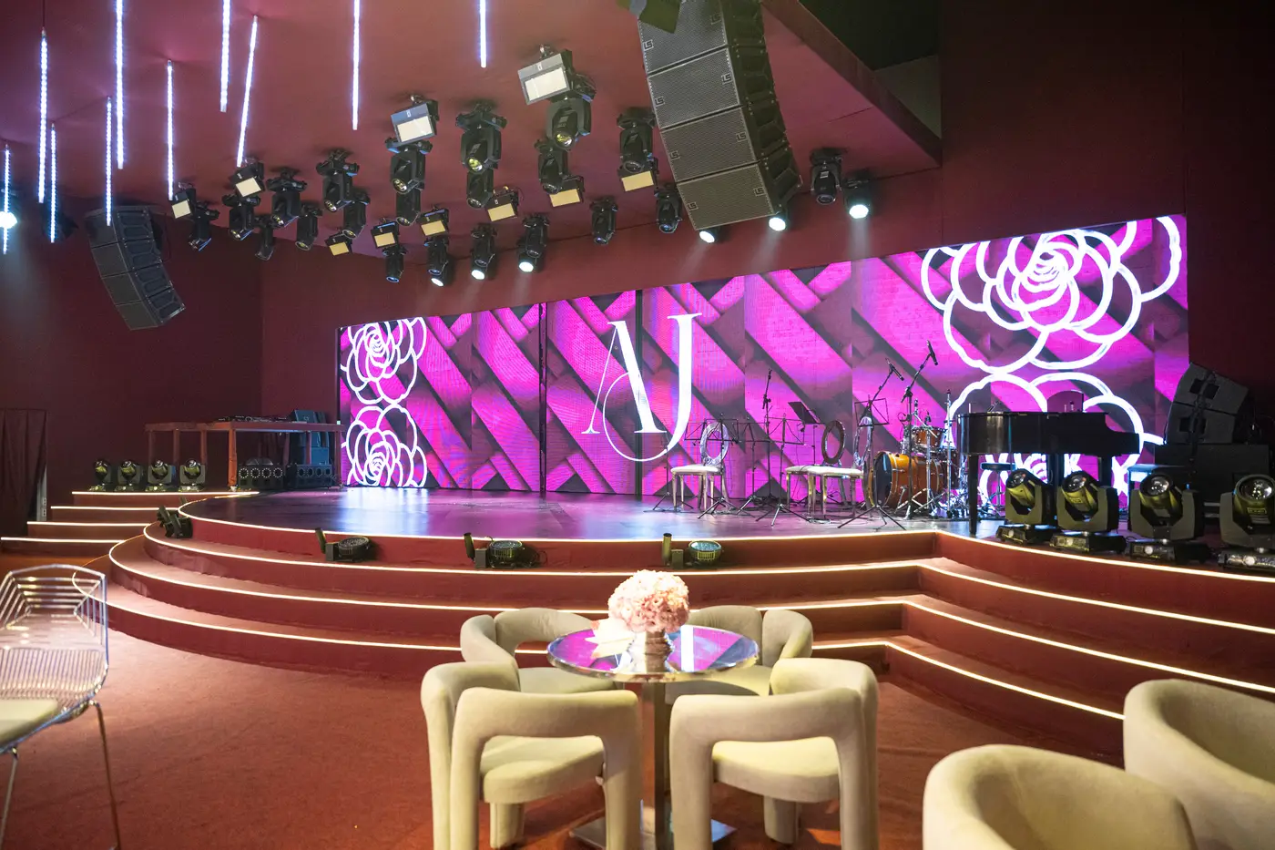 Salão com palco e painel de LED montados para uma festa de 15 anos já realizada na Memoratto